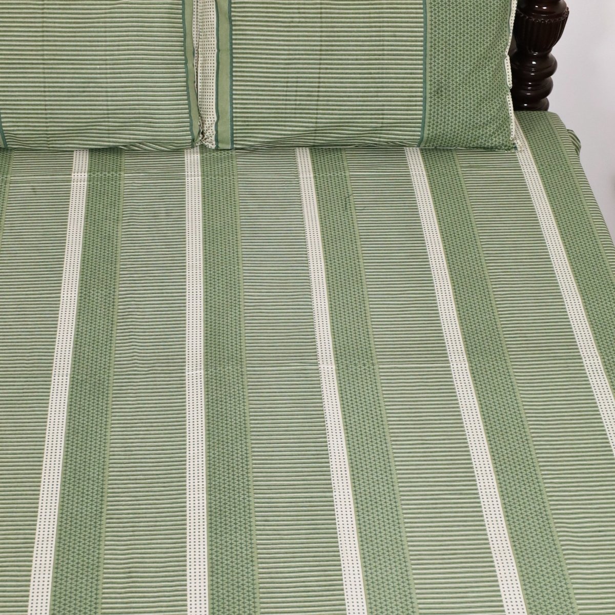 Pure Cotton Bedsheet for Double bed with 2 Pillow Covers | Handprinted Textured Design in Fern Green & Off White |Marigold Collection